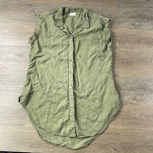 Emberley Women’s Sage Green Sleeveless Collared Button Down Blouse, size small